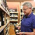 Achim Brettel betreibt bereits seit über 30 Jahren den gleichnamigen Weinhof in Mitwitz, den er von seinen Eltern übernommen hat. Das Sortiment umfasst 1500 Sorten Wein aus aller Welt. Fotos: Cindy Dötschel