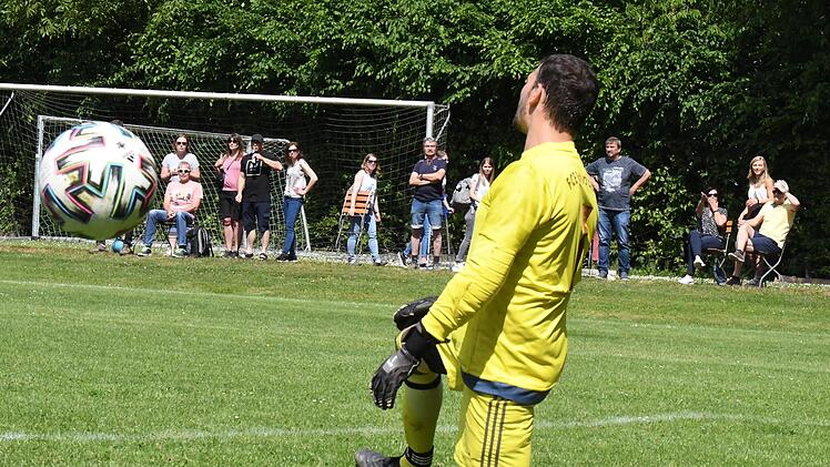 Irritiert muss Rottershausens Keeper Johannes Hein den Ball im Spiel gegen Steinach passieren lassen. Obwohl die Gäste gewannen, müssen sie die Kreisliga verlassen.  Foto: Hopf