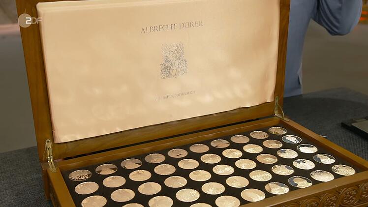 Eike verkaufte im Auftrag seiner Freundin. "Als ich sie das erste Mal sah, dachte ich: Das ist ein riesengroßer Schatz". Er meinte nicht seine Partnerin, sondern die Münzsammlung. 1.000 Euro Wunschpreis bremste Patrick Lessmann auf 950. Schmitz-Avila bezahlte sogar 1.300.