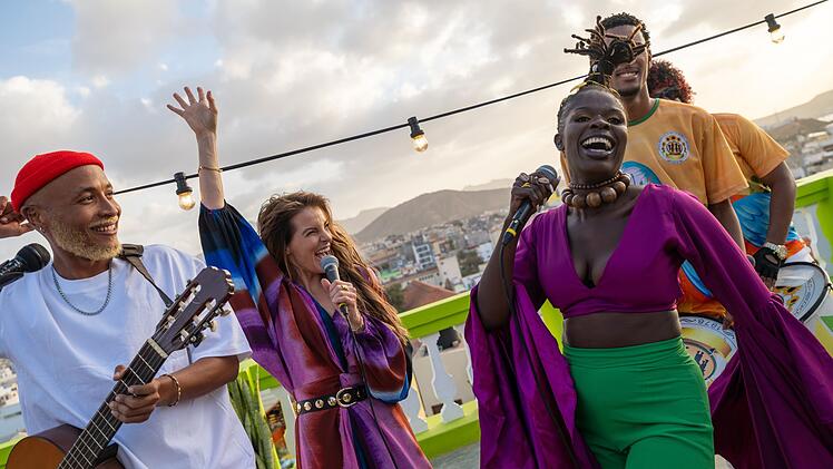 Ausgelassen auf den Kapverden: Yvonne Catterfeld spielt mit Fatt&uacute; Djakit&eacute; (dritte von rechts) und ihrem Mann DIEG (links) ihre "Song Trip"-Version des St&uuml;ckes "Irgendwas".