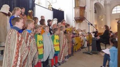 Die Kantorin begleitet den Nachwuchs.