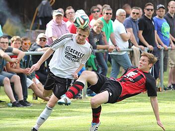 Den Körper und den Gegner beherrschen will Markus Bach (links, gegen den Krumer Thomas Durst) mit dem FC Reichenbach in zwei Spielen gegen den FC Geesdorf.  Foto: Ralf Naumann