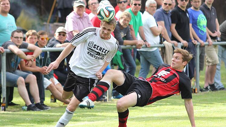 Den Körper und den Gegner beherrschen will Markus Bach (links, gegen den Krumer Thomas Durst) mit dem FC Reichenbach in zwei Spielen gegen den FC Geesdorf.  Foto: Ralf Naumann
