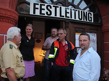 Zusammen mit den Jugendbeauftragten des Eberner Stadtrat, Philipp Arnold (rechts), führte Einsatzleiter Siegbert Weinkauf (links) einen Kontrollgang auf dem Marktplatz und den angrenzenden Bereichen durch. Auch bei Festleiterin Helen Zwinkmann (Zweite von links) schaute er vorbei.Fotos: Ralf Kestel
