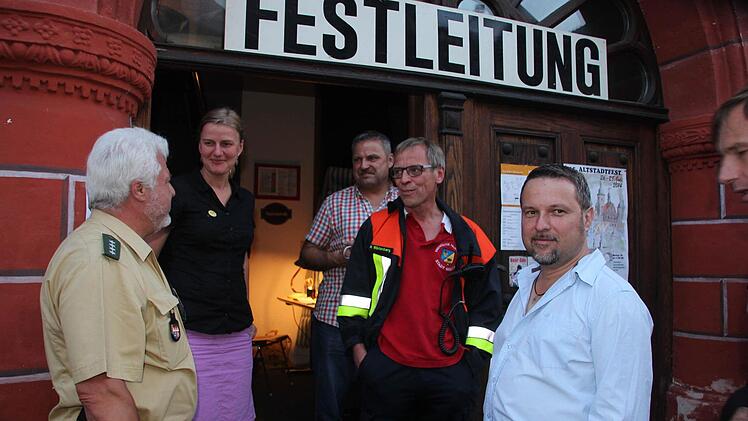 Zusammen mit den Jugendbeauftragten des Eberner Stadtrat, Philipp Arnold (rechts), führte Einsatzleiter Siegbert Weinkauf (links) einen Kontrollgang auf dem Marktplatz und den angrenzenden Bereichen durch. Auch bei Festleiterin Helen Zwinkmann (Zweite von links) schaute er vorbei.Fotos: Ralf Kestel