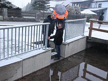 Bürgermeister Norbert Gräbner (rechts) und Planer Thomas Kleylein an der sanierten Ufermauer des Zeyernbachs  Foto: Friedwald Schedel