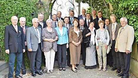 Gemeinsam mit Pfarrer Mátyás Beke (hinten rechts) feierten diese Männer und Frauen in Holzhausen goldene Konfirmation. Foto: Gerold Snater