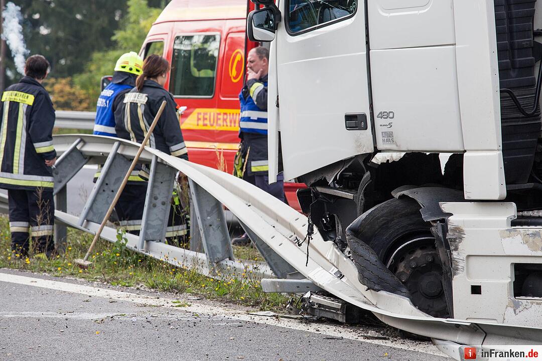 Lkw kracht nach Reifenplatzer auf A73 in Leitplanke
