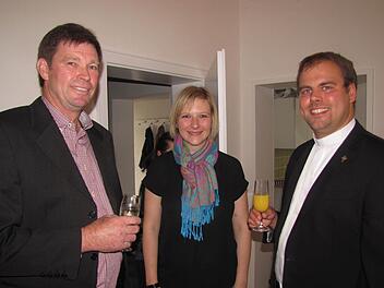 Günter Becker vom Heimat- und Bürgerverein Creidlitz und Katharina Volk-Hofmann vom Pfarrgemeinderat St. Elisabeth in Creidlitz begrüßen Kaplan Johannes Saffer in ihrer Mitte. Foto: Martin Koch