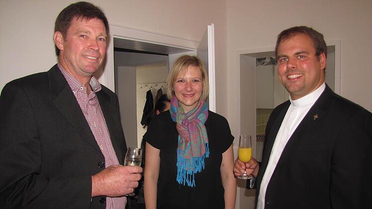 Günter Becker vom Heimat- und Bürgerverein Creidlitz und Katharina Volk-Hofmann vom Pfarrgemeinderat St. Elisabeth in Creidlitz begrüßen Kaplan Johannes Saffer in ihrer Mitte. Foto: Martin Koch