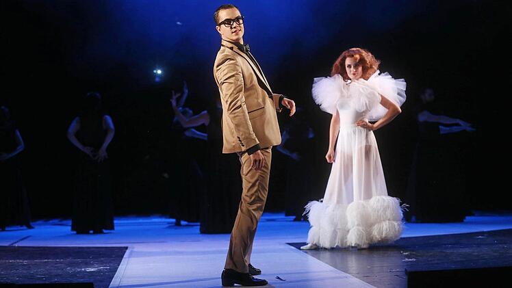 Szene aus "Ball im Savoy" am Landestheater CoburgFoto: Henning Rosenbusch