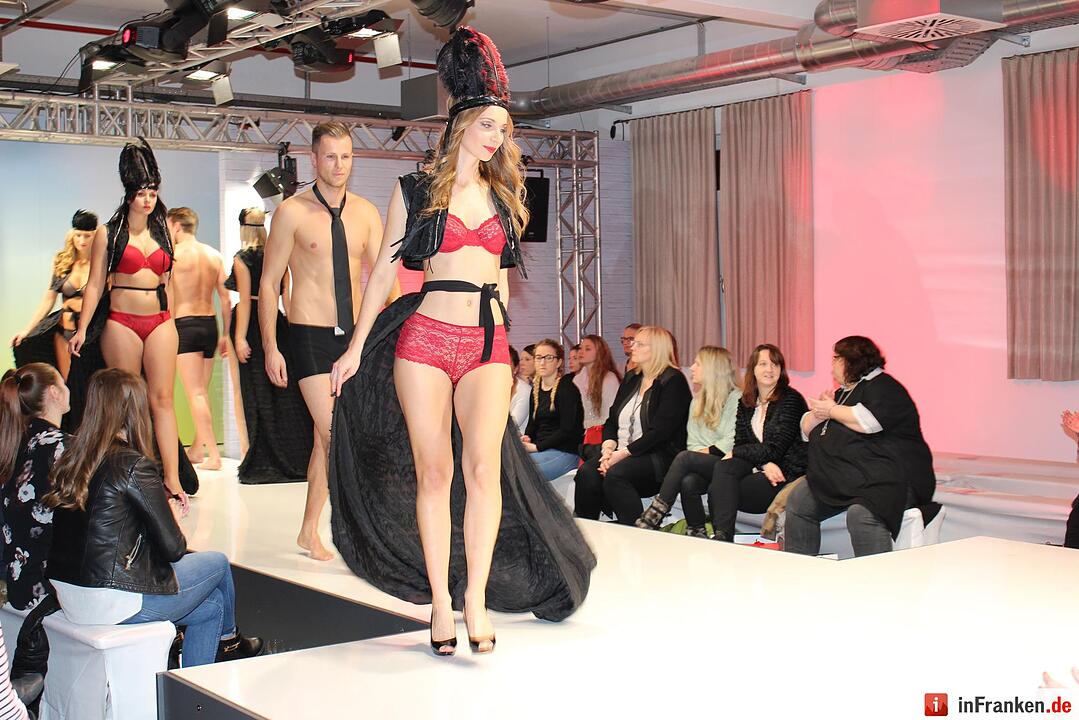 Dessous-Show beim Bekleidungshaus Murk in Wachenroth