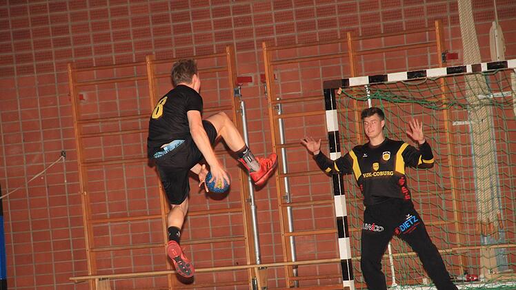 Die Handballer des HSC 2000 Coburg zeigten einen Trickwurf-Contest, dessen Tempo staunen ließ. Gerda Völk