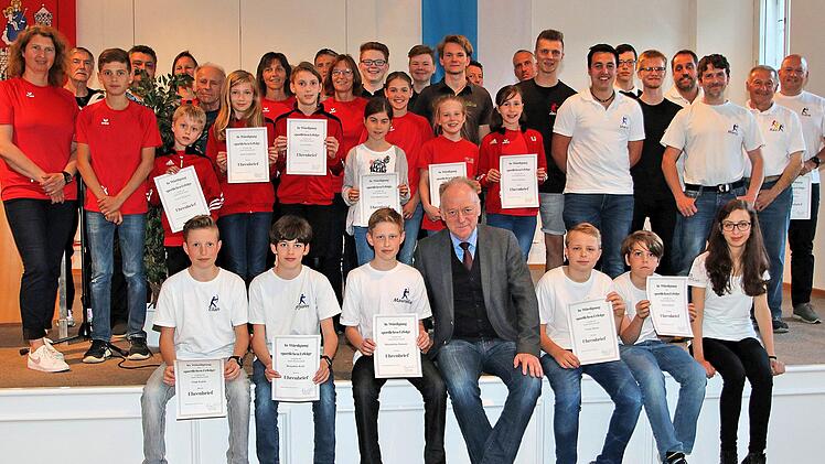 Zahlreiche Sportlerinnen und Sportler von Münnerstädter Sportvereinen, die im letzten Jahr herausragende Erfolge bei Kreis- bis Europameisterschaften errungen haben, wurden bei der Sportlerehrung der Stadt ausgezeichnet. Foto: Dieter Britz