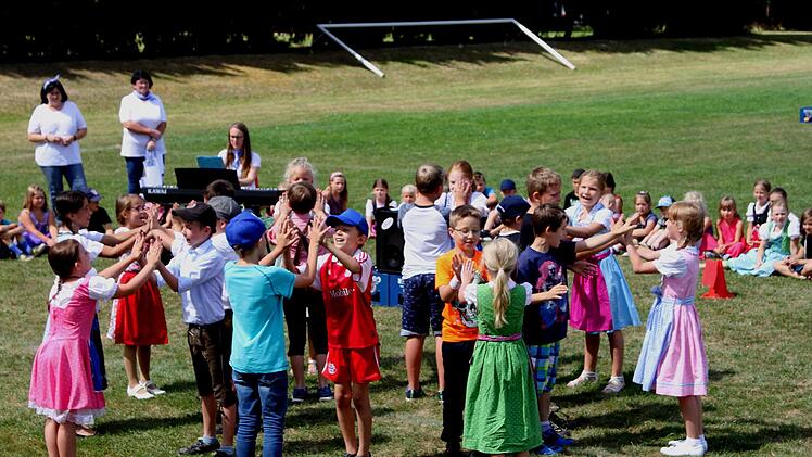 Die Klasse 3a bei ihrem Rundtanz "Leitl müaßts lustig sei"Günther Geiling