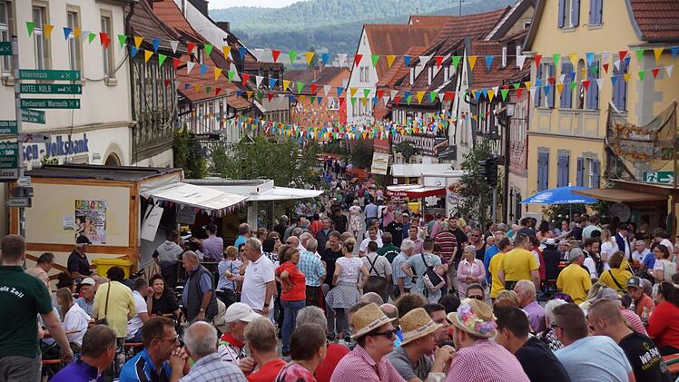 Rappelvoll war der Marktplatz beim Zeiler Weinfest.Sabine Weinbeer