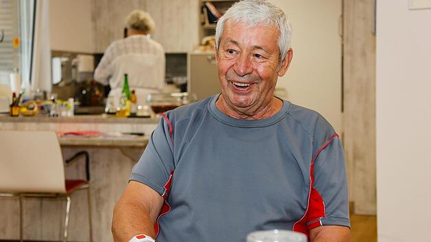 Gemeinsam statt einsam: Rolf Claus wohnt seit April in einer Senioren-WG in Bamberg. Foto: Matthias Hoch