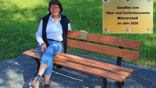 Drei B&auml;nke auf dem Weg zur Talkirche hat der Obst- und Gartenbauverein M&uuml;nnerstadt finanziert. Vorsitzende Luise Meyer-Bieber ist froh &uuml;ber die Kooperation mit der Stadt. Foto und Fotomontage Dieter Britz