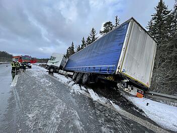 Lkw kommt auf A93 von Straße ab