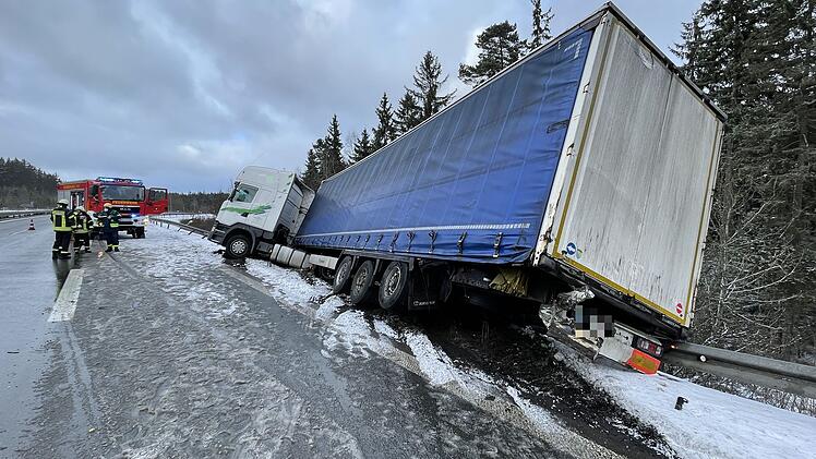 Lkw kommt auf A93 von Straße ab