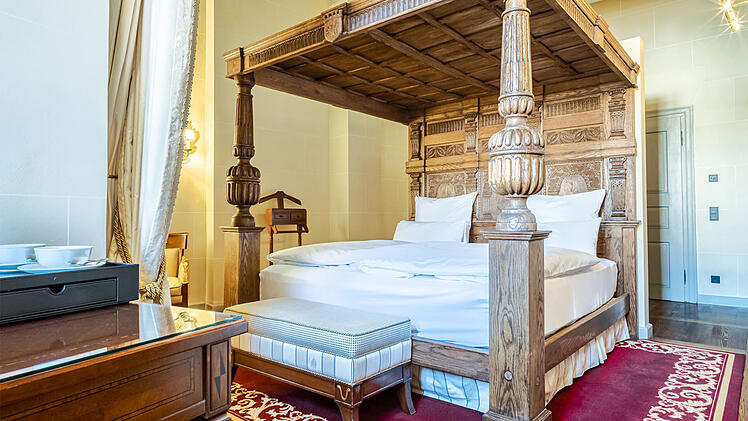 Die Deluxe-Zimmer bestechen durch schräg verlegte Dielen sowie große Fenster mit Blick auf den Schlossvorhof oder den ruhigen Wald.