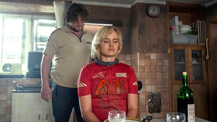 Verzweifelte Stunden in den Fängen des Entführers (Dominic Marcus Singer): Nathalie (Luise von Finckh) versucht, ruhig zu bleiben und Florian gut zuzureden.