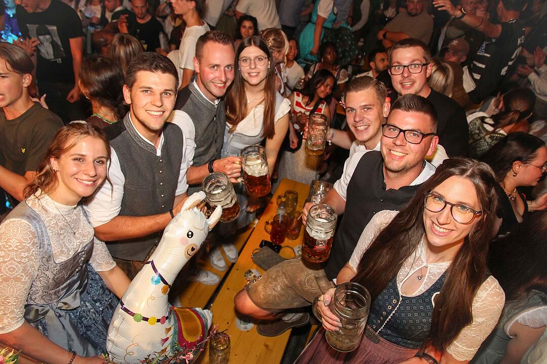 Tanzen, Feiern, Mitsingen &ndash; bayerische Partystimmung bis Mitternacht.