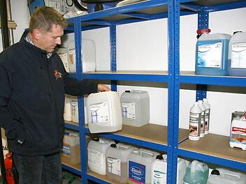Die großen Kanister braucht Jürgen Panzer für die Gebäudereinigung. Fotos: Sonja Adam