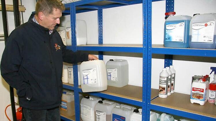 Die großen Kanister braucht Jürgen Panzer für die Gebäudereinigung. Fotos: Sonja Adam