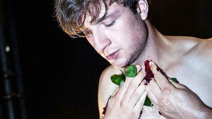 Andreas Heßling beeindruckt als illegaler Rosenverkäufer Sad.  Foto: Lorenz Becker