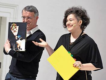 Fotokünstler Andreas Herzau und Lyrikerin Nora Gomringer bei der Buchvorstellung im Dominikanerbau.  Foto: Ronald Rinklef