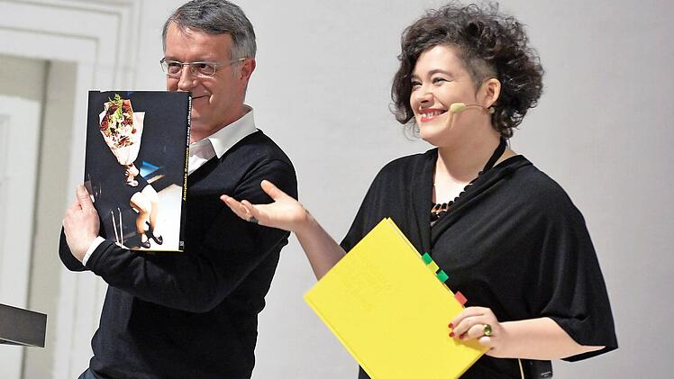 Fotokünstler Andreas Herzau und Lyrikerin Nora Gomringer bei der Buchvorstellung im Dominikanerbau.  Foto: Ronald Rinklef