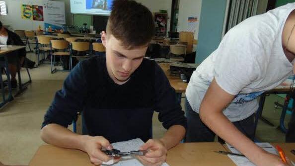 Die Plastikbauteile werden vermessen. Foto: Petra Malbrich