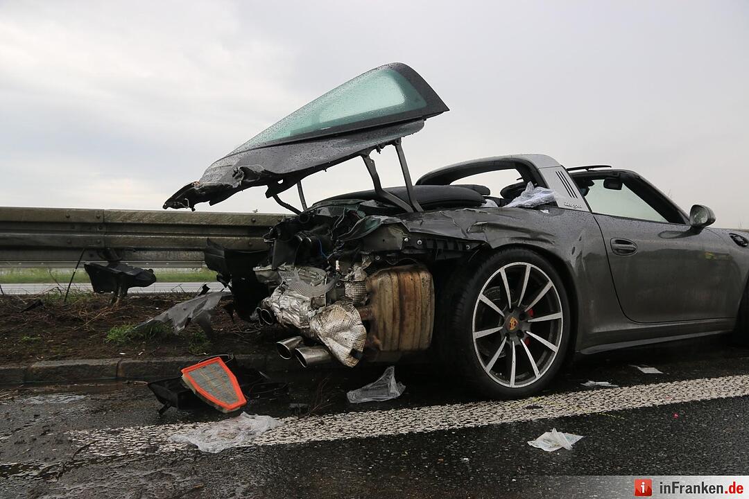 Porsche kracht in Leitplanke und wird von anderem Auto erfasst - 52-jaehrige schwebt in Lebensgefahr