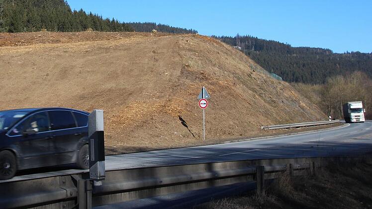 Am Ortsausgang in Richtung Erlabrück wurden Baumfällungen auf einem Hügel vorgenommen.