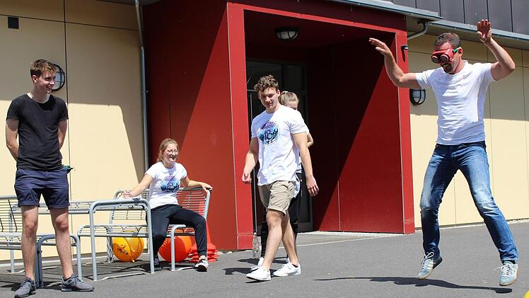 Tobias Geipel schlägt sich wacker bei den sportlichen Spielen zum Abistreich. Julia Raab