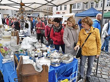 Beim Antikmarkt wartet ausgefallene Ware auf die Schnäppchenjäger.  Archivfoto: Ronald Rinklef