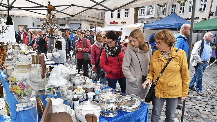 Beim Antikmarkt wartet ausgefallene Ware auf die Schnäppchenjäger.  Archivfoto: Ronald Rinklef