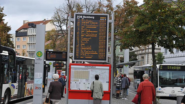 Pr&uuml;gelei am Bamberger ZOB: M&auml;nner demolieren Taxi und gehen auf Fahrer los