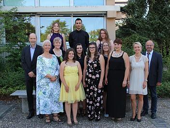 Lehrer der Berufsfachschulen gratulierten den Jahrgangsbesten zur Abschlussprüfung.  Heike Beudert