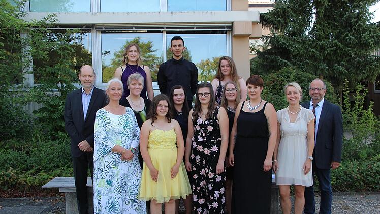 Lehrer der Berufsfachschulen gratulierten den Jahrgangsbesten zur Abschlussprüfung.  Heike Beudert