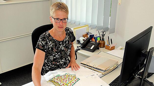 Die neue Geschäftsführerin Tanja Zürl an ihrem Arbeitsplatz in der Gemeinde Untermerzbach: Sie ist stolz, Verantwortung als Teil eines engagierten Teams tragen zu dürfen. Helmut Will
