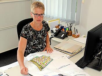 Die neue Geschäftsführerin Tanja Zürl an ihrem Arbeitsplatz in der Gemeinde Untermerzbach: Sie ist stolz, Verantwortung als Teil eines engagierten Teams tragen zu dürfen. Helmut Will