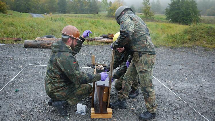 Pioniere der Bundeswehr präparieren für eine Übung ein Stahlbauteil mit Sprengstoff. Fotos: Rebecca Vogt