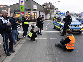 Bayreuth: "Letzte Generation" demonstriert im Stadtgebiet - Klima-Aktivisten kleben sich auf Stra&szlig;e fest