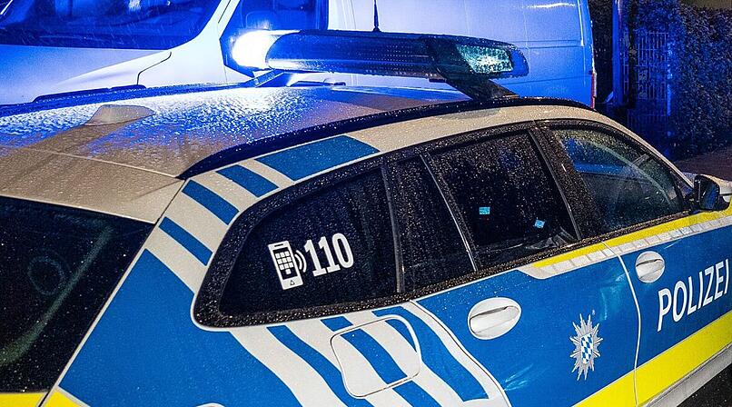 Polizeiauto bei Einsatz in der Nacht