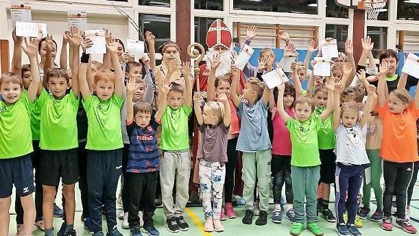 Stolz und Freude bei den Kindern &uuml;ber die Sportabzeichen.