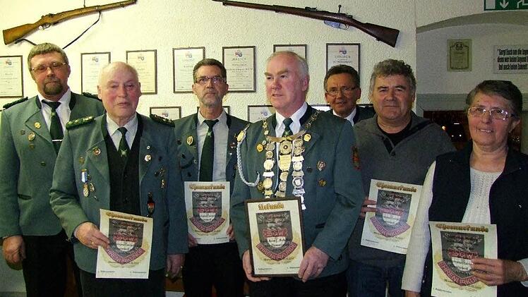 Fünf der ehemaligen Gründungsmitglieder wurden ausgezeichnet: Johann Reimche, Heinz Siegfried Weierich, Bernd Rößner, Karl-Heinz Schäfer, Günter Möderl, Hans Büttner und in Vertretung ihres Ehemannes Wolfgang Anna Kölling.