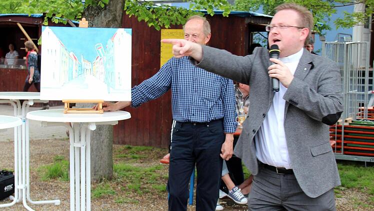 Geistlicher Auktionator Pfarrer Ringer. Hinten: Altbürgermeister Armin Goß