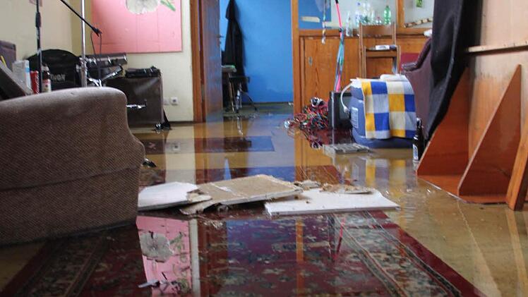 Löschwasser ist durch die Decke gelaufen. Foto: Jürgen Gärtner